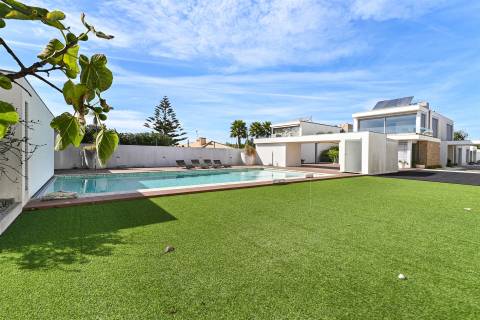 Moradia T6 de Luxo c/ Piscina - Lote de 1.500 m² — A 100 m da Praia de Valadares