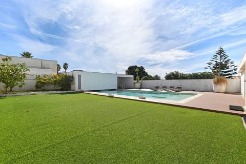 Moradia T6 de Luxo c/ Piscina - Lote de 1.500 m² — A 100 m da Praia de Valadares