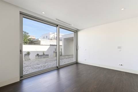 Moradia T6 de Luxo c/ Piscina - Lote de 1.500 m² — A 100 m da Praia de Valadares