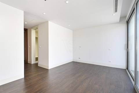 Moradia T6 de Luxo c/ Piscina - Lote de 1.500 m² — A 100 m da Praia de Valadares