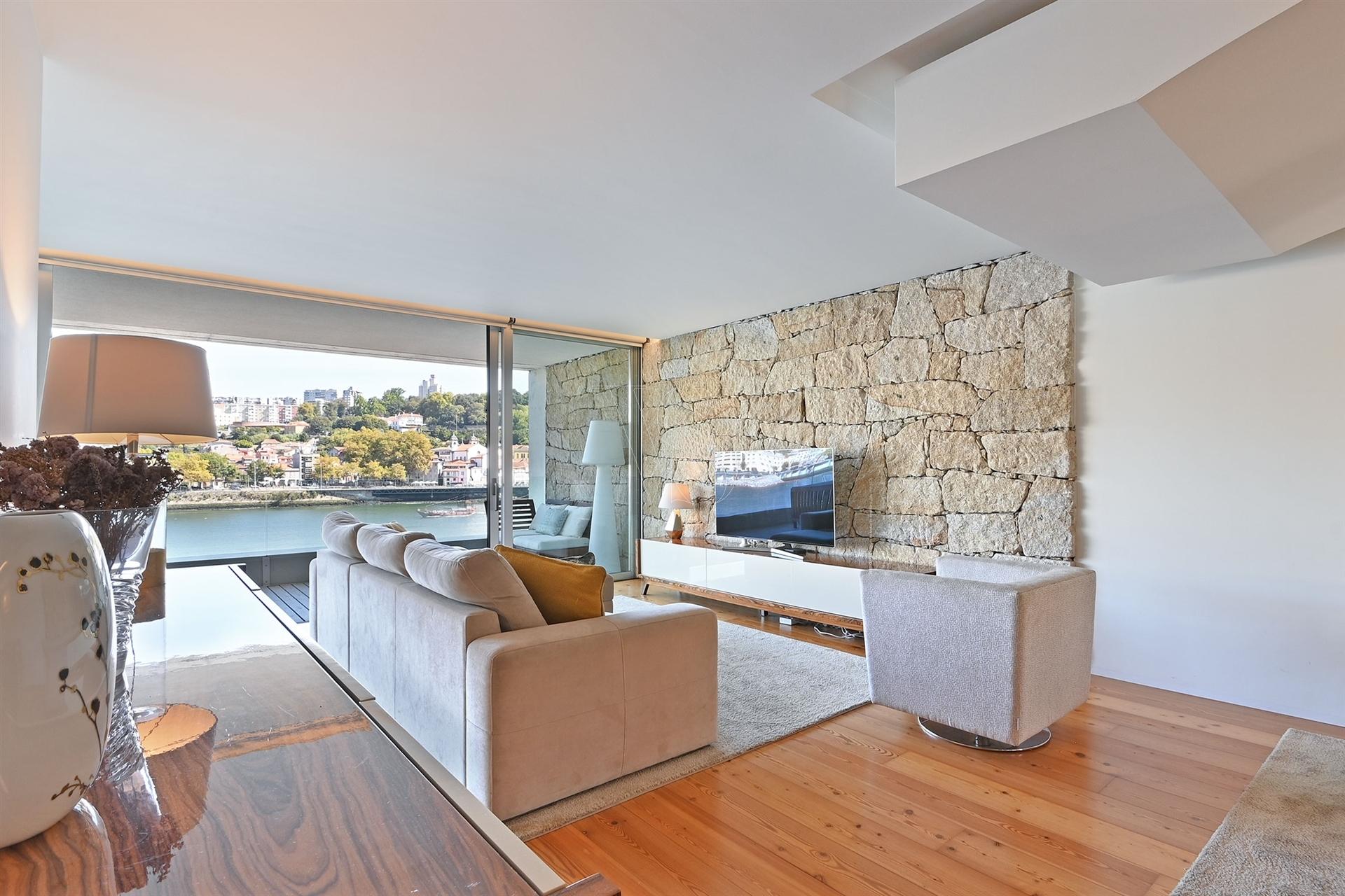 Apartamento T4 com 192 m² e Vista Panorâmica sobre o Douro e o Porto