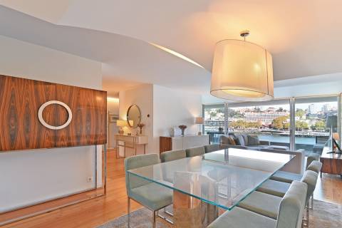 Apartamento T4 com 192 m² e Vista Panorâmica sobre o Douro e o Porto