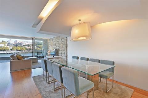 Apartamento T4 com 192 m² e Vista Panorâmica sobre o Douro e o Porto