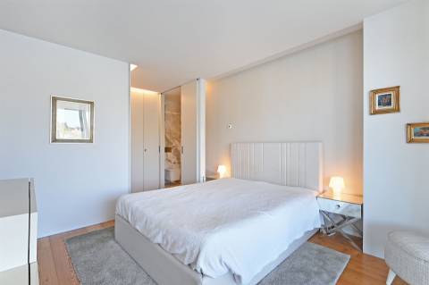 Apartamento T4 com 192 m² e Vista Panorâmica sobre o Douro e o Porto