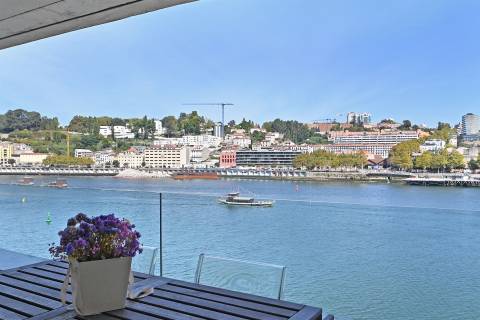 Apartamento T4 com 192 m² e Vista Panorâmica sobre o Douro e o Porto