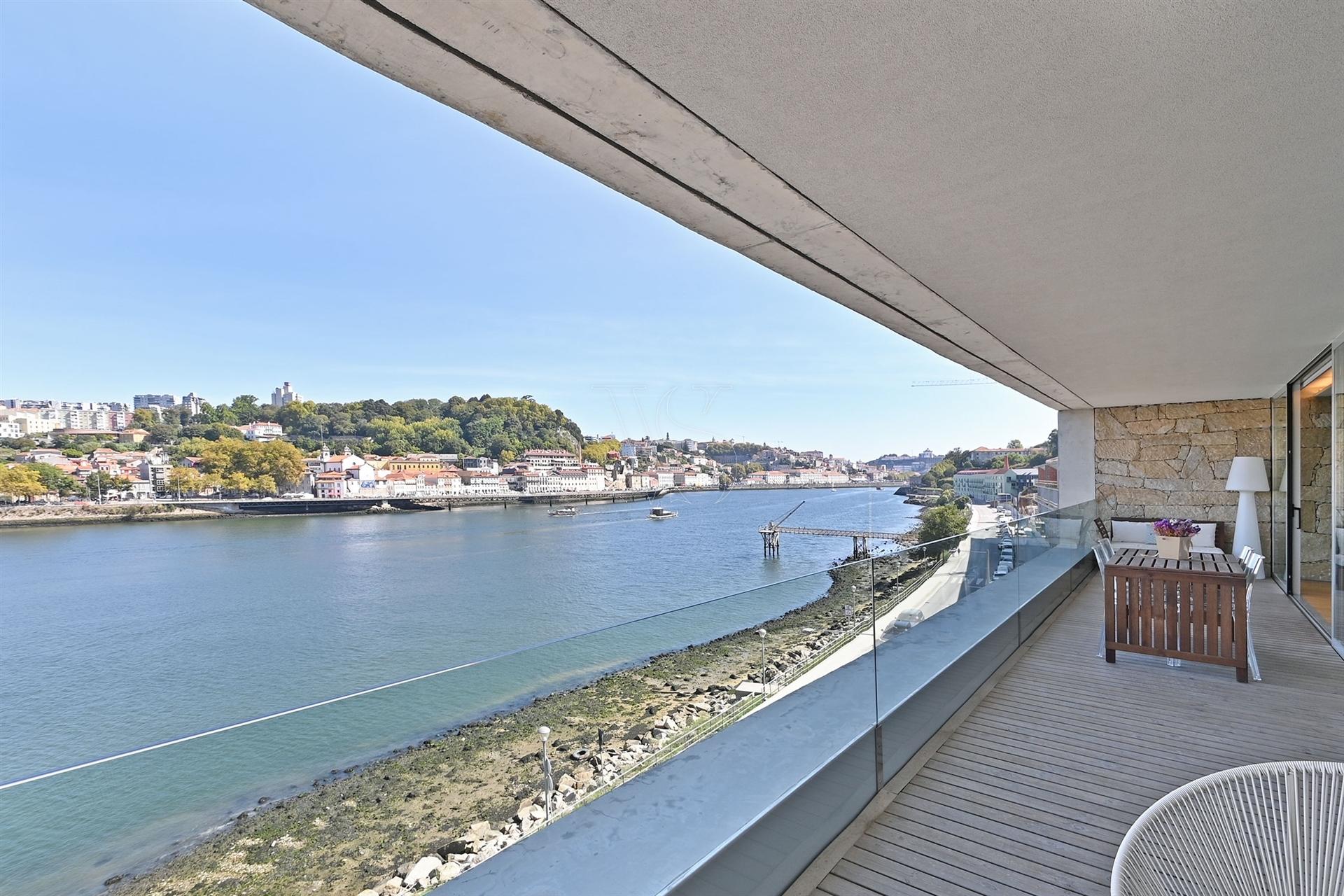 Apartamento T4 com 192 m² e Vista Panorâmica sobre o Douro e o Porto