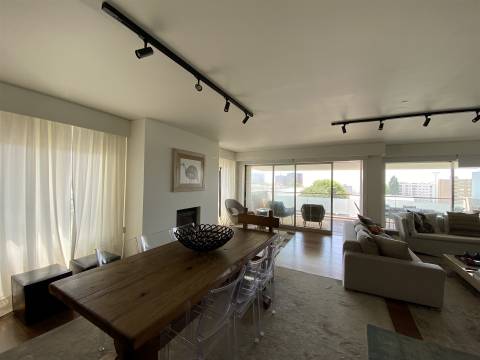 Apartamento T4 de Luxo nos Pinhais da Foz, Porto — Um Refúgio Urbano de Elegância e Tranquilidade