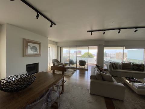 Apartamento T4 de Luxo nos Pinhais da Foz, Porto — Um Refúgio Urbano de Elegância e Tranquilidade