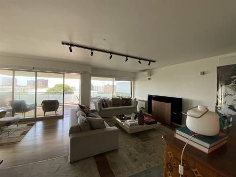 Apartamento T4 de Luxo nos Pinhais da Foz, Porto — Um Refúgio Urbano de Elegância e Tranquilidade