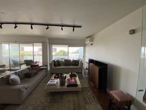 Apartamento T4 de Luxo nos Pinhais da Foz, Porto — Um Refúgio Urbano de Elegância e Tranquilidade