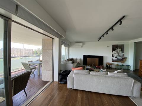 Apartamento T4 de Luxo nos Pinhais da Foz, Porto — Um Refúgio Urbano de Elegância e Tranquilidade