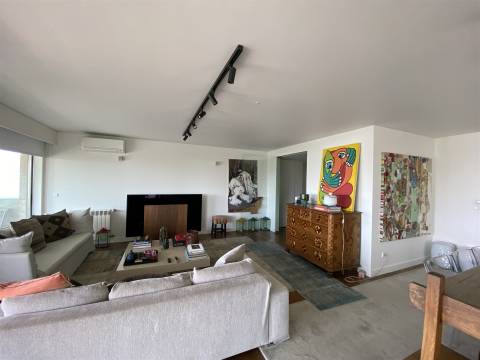 Apartamento T4 de Luxo nos Pinhais da Foz, Porto — Um Refúgio Urbano de Elegância e Tranquilidade