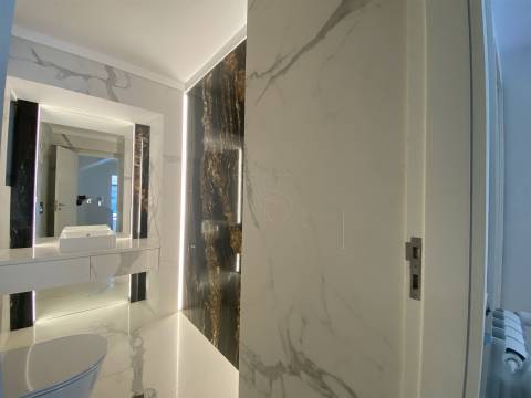 Exclusividade à Porta da Foz – Elegante Moradia de 5 Quartos, 2 Suítes, com Piscina