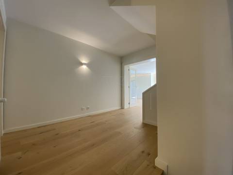 Exclusividade à Porta da Foz – Elegante Moradia de 5 Quartos, 2 Suítes, com Piscina