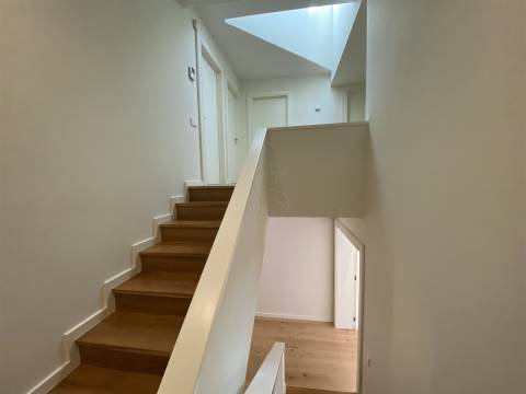 Exclusividade à Porta da Foz – Elegante Moradia de 5 Quartos, 2 Suítes, com Piscina