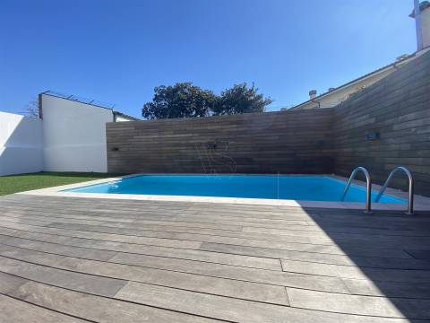 Exclusividade à Porta da Foz – Elegante Moradia de 5 Quartos, 2 Suítes, com Piscina