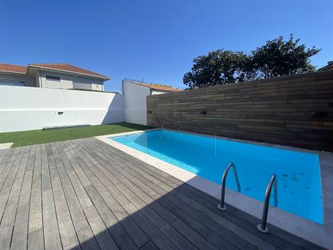 Exclusividade à Porta da Foz – Elegante Moradia de 5 Quartos, 2 Suítes, com Piscina