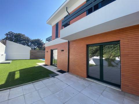 Exclusividade à Porta da Foz – Elegante Moradia de 5 Quartos, 2 Suítes, com Piscina