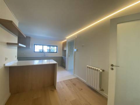 Exclusividade à Porta da Foz – Elegante Moradia de 5 Quartos, 2 Suítes, com Piscina