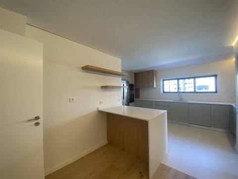 Exclusividade à Porta da Foz – Elegante Moradia de 5 Quartos, 2 Suítes, com Piscina