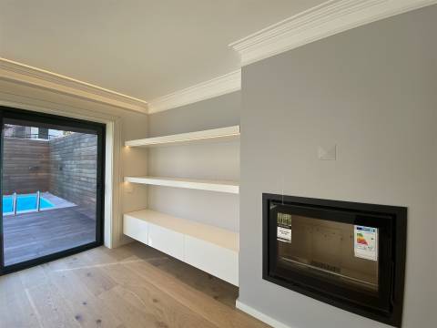 Exclusividade à Porta da Foz – Elegante Moradia de 5 Quartos, 2 Suítes, com Piscina