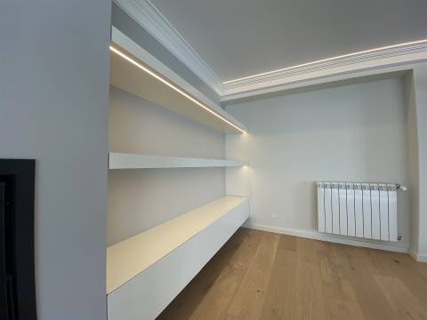 Exclusividade à Porta da Foz – Elegante Moradia de 5 Quartos, 2 Suítes, com Piscina