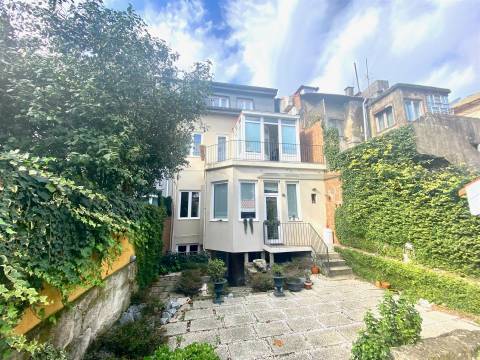 Moradia com 4 Suites e Jardim Privativo – 80 m do Metro do Marquês -  Porto