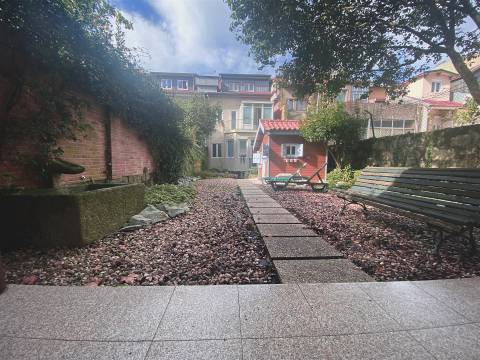 Moradia com 4 Suites e Jardim Privativo – 80 m do Metro do Marquês -  Porto