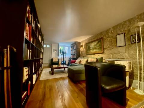 Moradia com 4 Suites e Jardim Privativo – 80 m do Metro do Marquês -  Porto