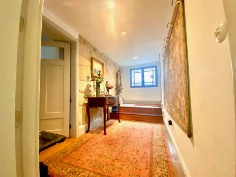 Moradia com 4 Suites e Jardim Privativo – 80 m do Metro do Marquês -  Porto