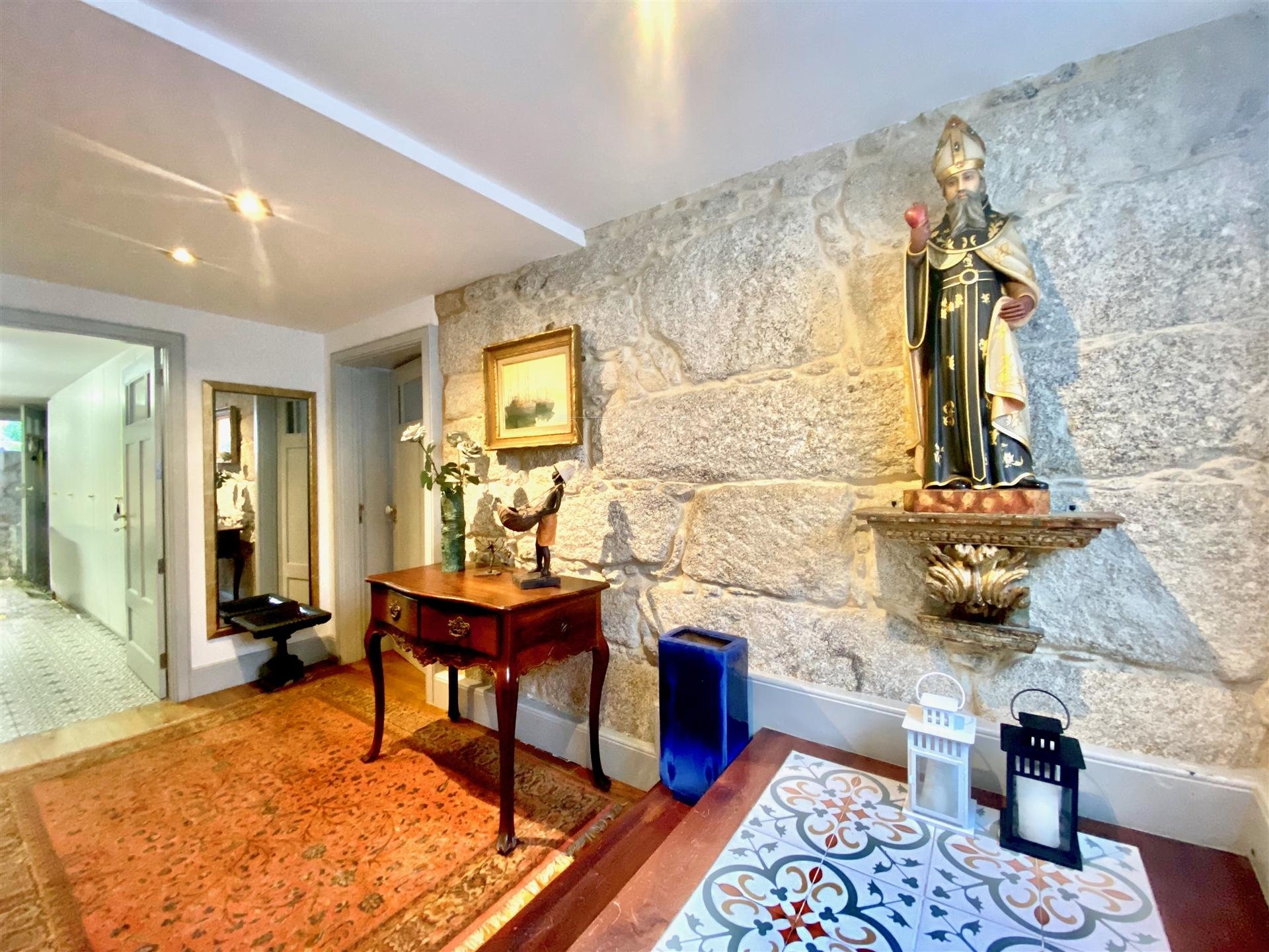 Moradia com 4 Suites e Jardim Privativo – 80 m do Metro do Marquês -  Porto