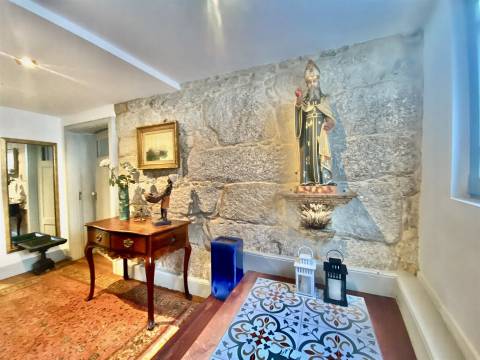 Moradia com 4 Suites e Jardim Privativo – 80 m do Metro do Marquês -  Porto