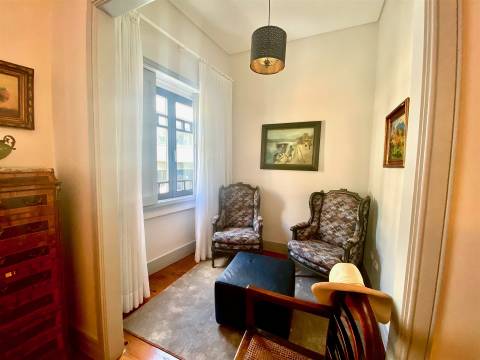 Moradia com 4 Suites e Jardim Privativo – 80 m do Metro do Marquês -  Porto