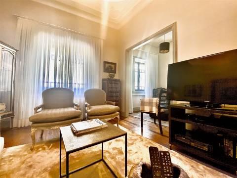 Moradia com 4 Suites e Jardim Privativo – 80 m do Metro do Marquês -  Porto