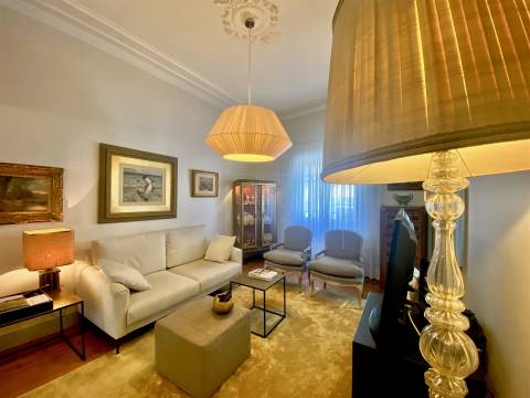 Moradia com 4 Suites e Jardim Privativo – 80 m do Metro do Marquês -  Porto