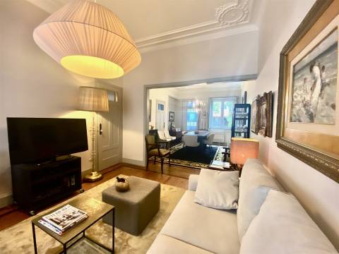 Moradia com 4 Suites e Jardim Privativo – 80 m do Metro do Marquês -  Porto