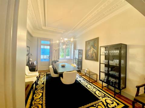 Moradia com 4 Suites e Jardim Privativo – 80 m do Metro do Marquês -  Porto