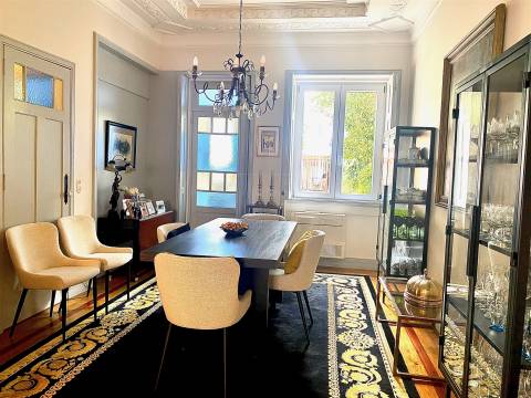 Moradia com 4 Suites e Jardim Privativo – 80 m do Metro do Marquês -  Porto