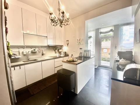 Moradia com 4 Suites e Jardim Privativo – 80 m do Metro do Marquês -  Porto