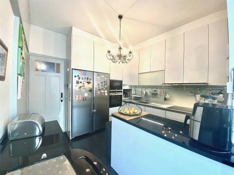 Moradia com 4 Suites e Jardim Privativo – 80 m do Metro do Marquês -  Porto