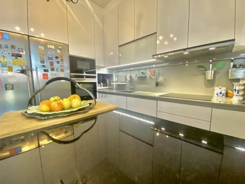 Moradia com 4 Suites e Jardim Privativo – 80 m do Metro do Marquês -  Porto