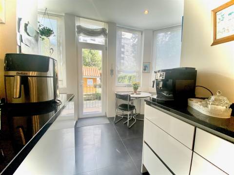 Moradia com 4 Suites e Jardim Privativo – 80 m do Metro do Marquês -  Porto