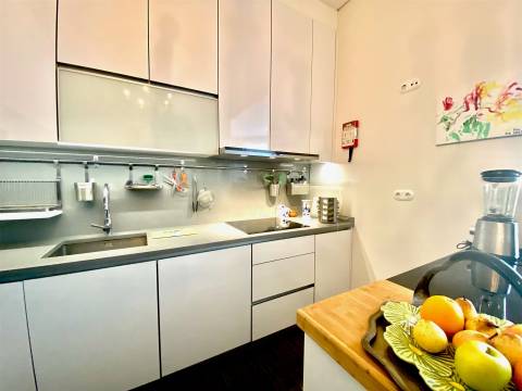 Moradia com 4 Suites e Jardim Privativo – 80 m do Metro do Marquês -  Porto