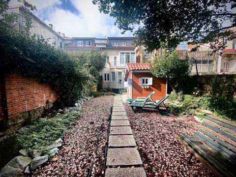 Moradia com 4 Suites e Jardim Privativo – 80 m do Metro do Marquês -  Porto