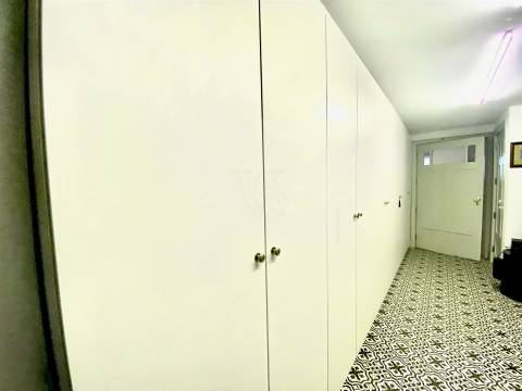 Moradia com 4 Suites e Jardim Privativo – 80 m do Metro do Marquês -  Porto