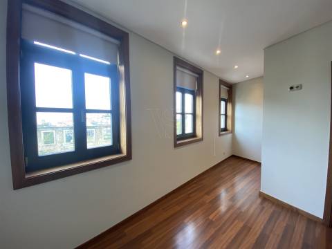 T2 Duplex com Varanda e Luz Natural – No Coração do Porto