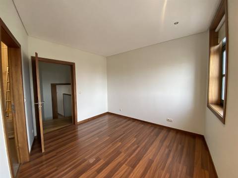 T2 Duplex com Varanda e Luz Natural – No Coração do Porto