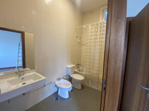 T2 Duplex com Varanda e Luz Natural – No Coração do Porto