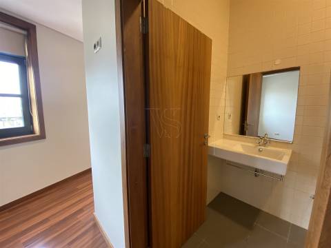 T2 Duplex com Varanda e Luz Natural – No Coração do Porto