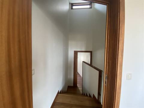 T2 Duplex com Varanda e Luz Natural – No Coração do Porto